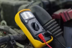 Hvordan bruke multimeter på bil (Steg for steg!)