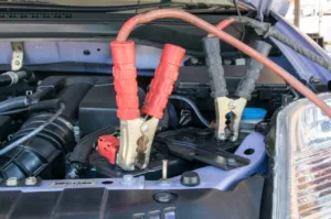 Hvordan koble batterilader på bil (Steg for steg!)