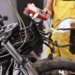 Hvordan lade motorsykkelbatteri (Sjekk fremgangsmåten!)