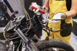 Hvordan lade motorsykkelbatteri (Sjekk fremgangsmåten!)