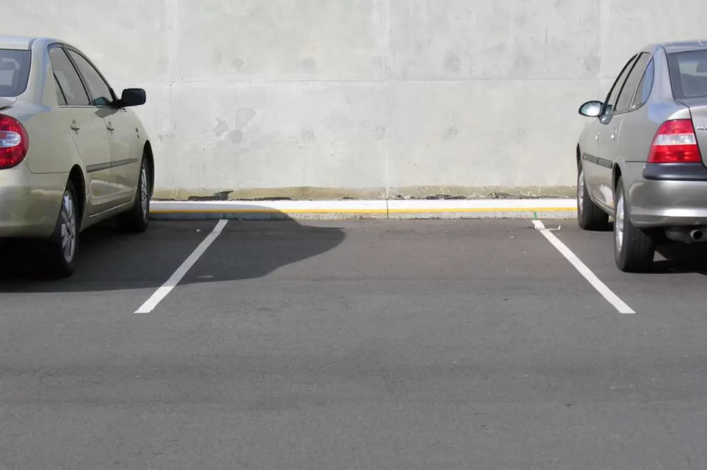 Hvordan parkere mellom to biler