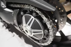 Hvordan stramme kjede på motorsykkel (Viktig!)