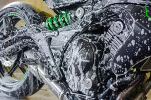 Hvordan vaske motorsykkel (Slik tar du vare på sykkelen din!)