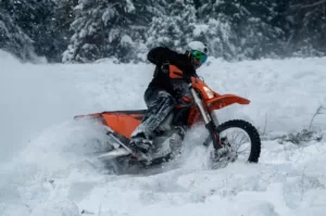 Kan man kjøre motorsykkel om vinteren (Gode råd!)
