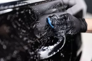 Hvordan fjerne maling fra bil (Uten å ripe!)