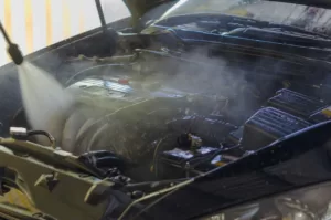 Hvordan vaske motoren på bilen (Effektivt!)