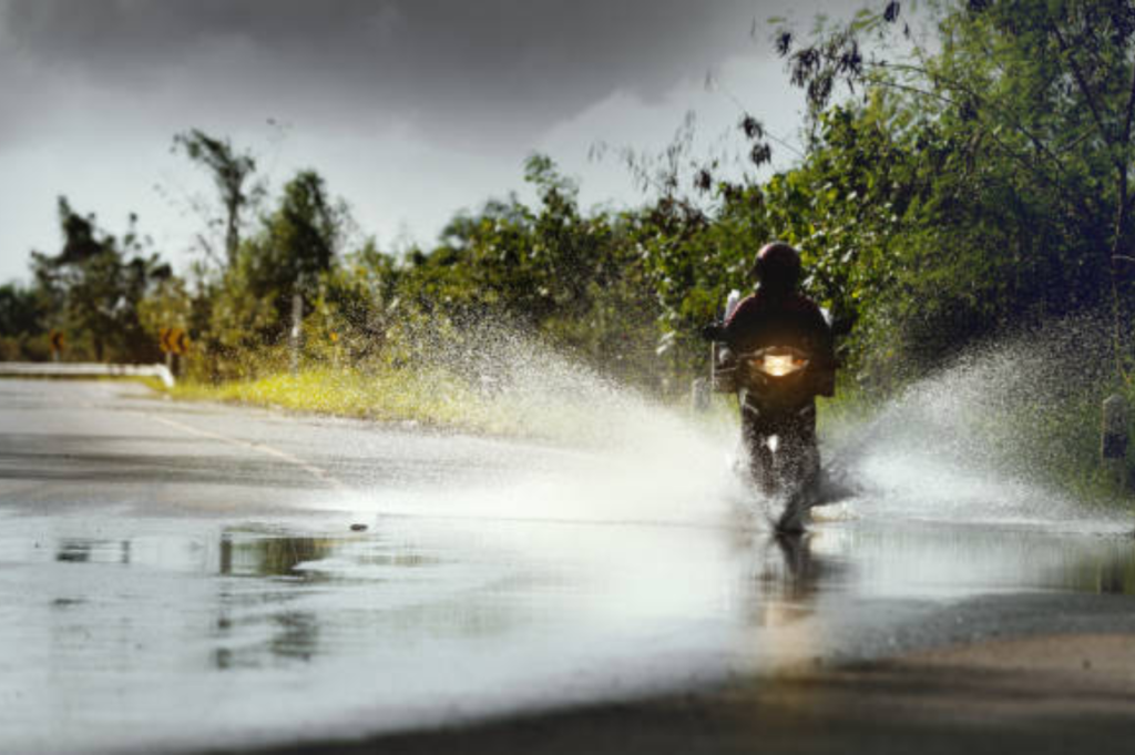 Kan man kjøre motorsykkel når det regner