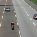 Er det lov å kjøre mellom biler med motorsykkel